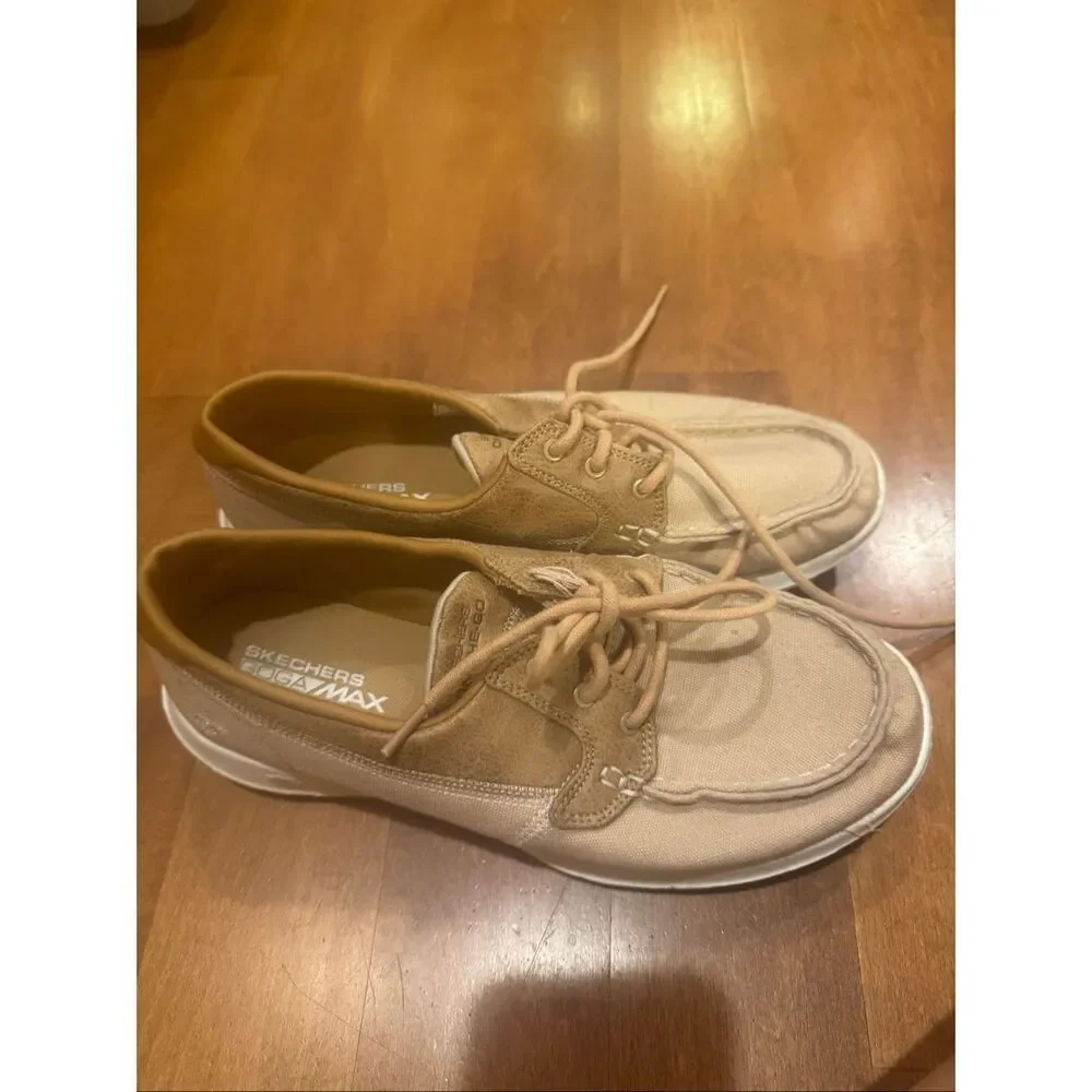 Woman’s well loved Skechers size 10
